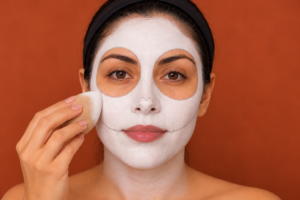 base blanche du maquillage Catrina appliquée à l'éponge en épargnant les yeux