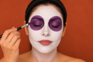 orbites colorées au pinceau pour un maquillage de Catrina mexicaine