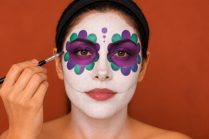 pétales de fleurs dessinés au crayon de couleur autour des yeux, maquillage Catrina